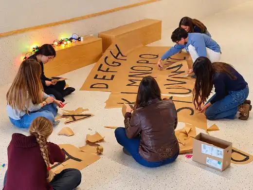 Alumnas de Bachillerato preparando una pancarta en el colegio